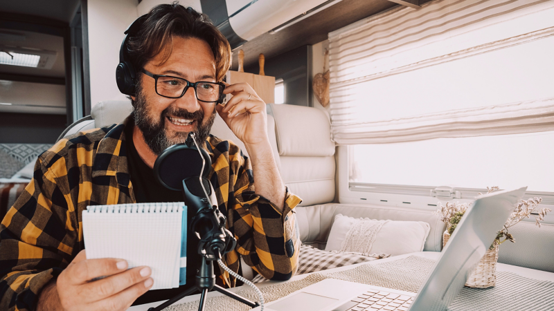 Podcaster i en campervan.