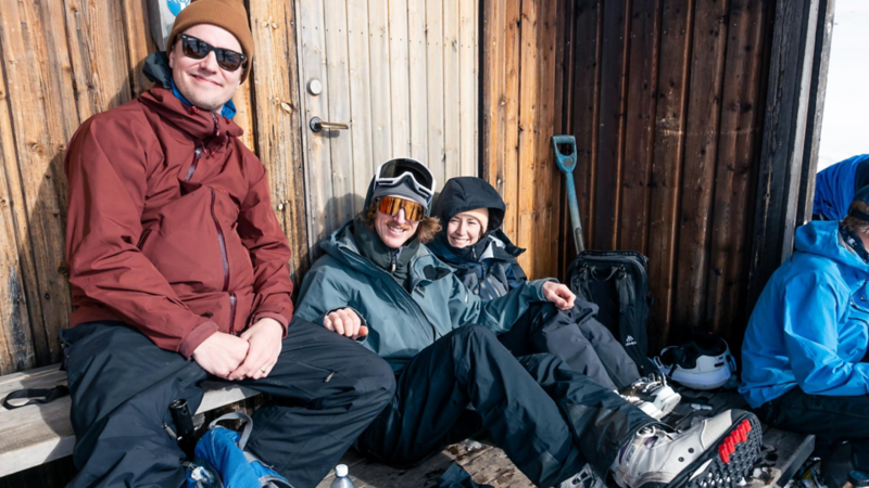 Fikapaus i solen på fjället.