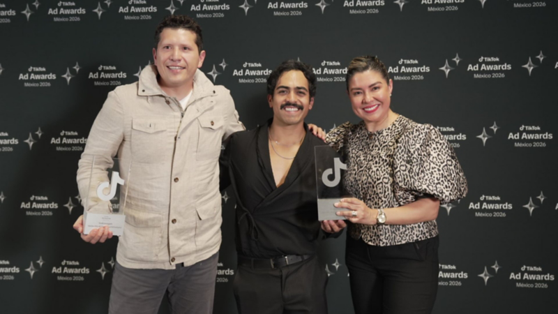 Directivos de Volkswagen México en premiación TikTok Ad Awards 2026 con los premios obtenidos por Vocho Otis. 
