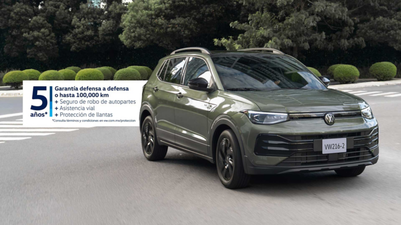 Volkswagen Taigun verde oliva circula por una calle con vegetación, visto en ángulo frontal derecho.