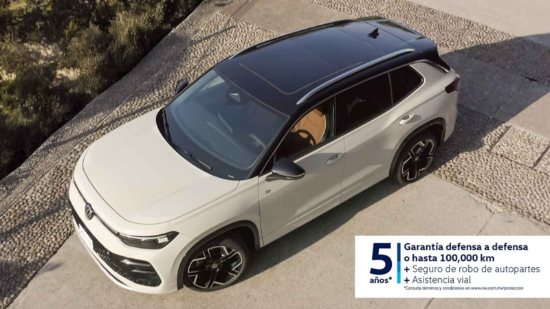 Volkswagen Tiguan 2025. Exterior de SUV familiar con techo corredizo y elementos superiores en color negro.