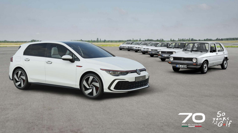 Carros Golf de varias generaciones en colores blanco y gris. 