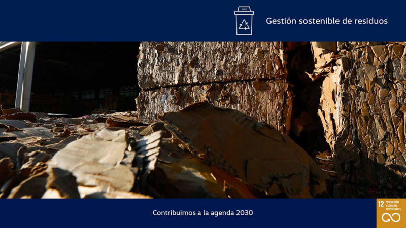 Pacas de cartón comprimido listas para proceso de reciclaje industrial.