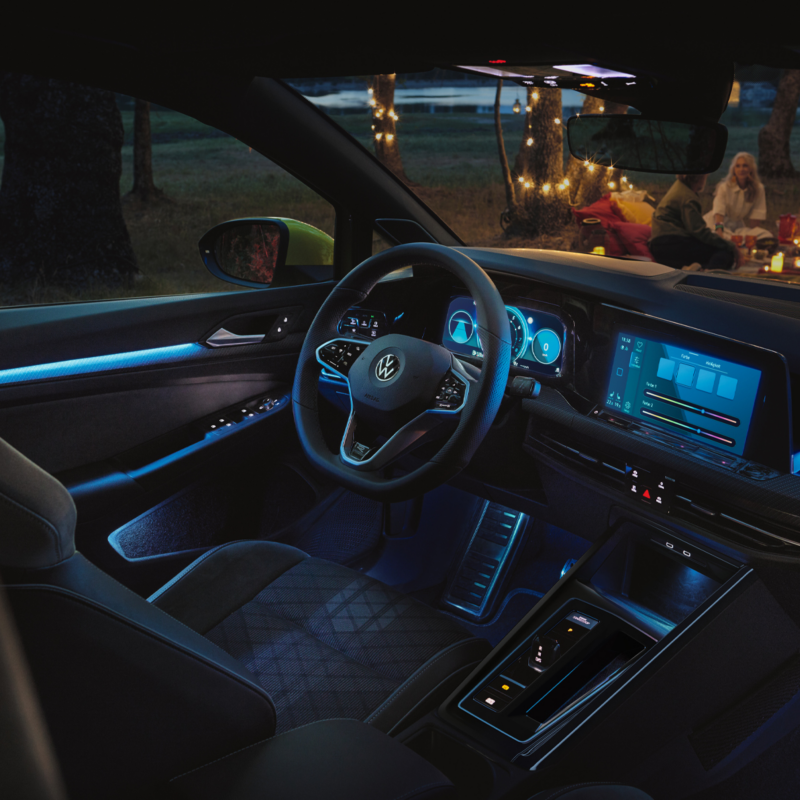 VW Golf avec éclairage ambiant sur la console centrale.