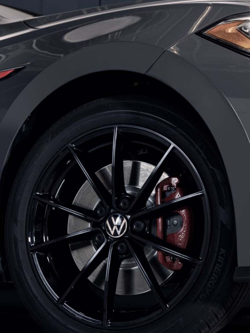 Rin de llanta frontal derecha de GLI 40 aniversario, con logo VW al centro.