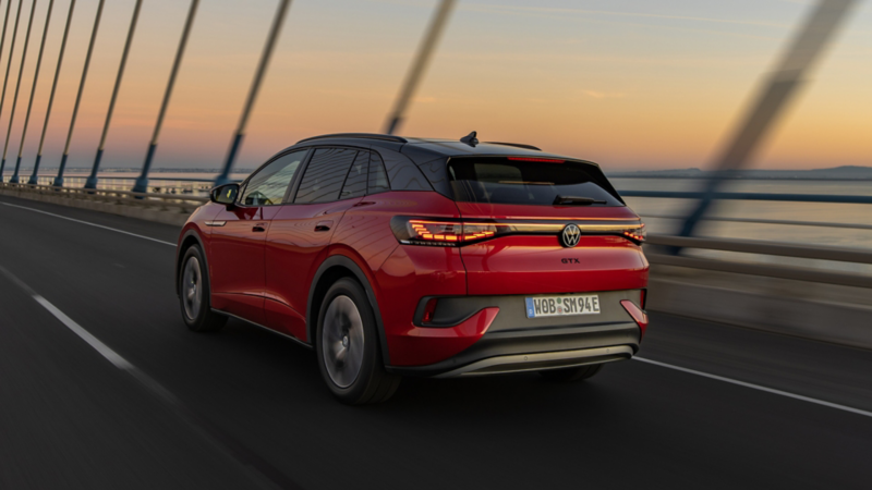 vw id4 gtx suv sett bakfra i fart