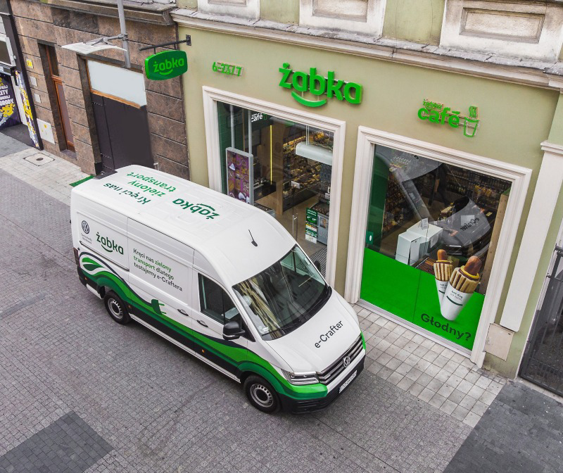 e-Crafter stoi przez sklepem Żabka.
