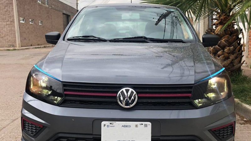 Gol Volkswagen, el hactchback ideal para aprender a manejar en color gris.