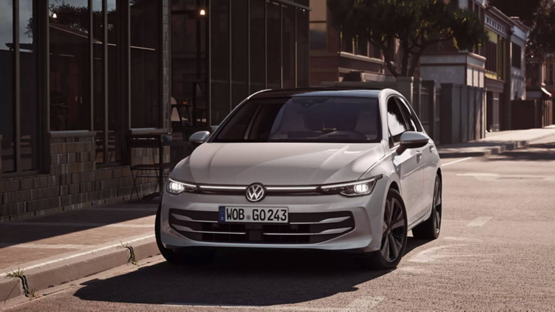 Vue d'une Volkswagen Golf garée le long d'une rue.