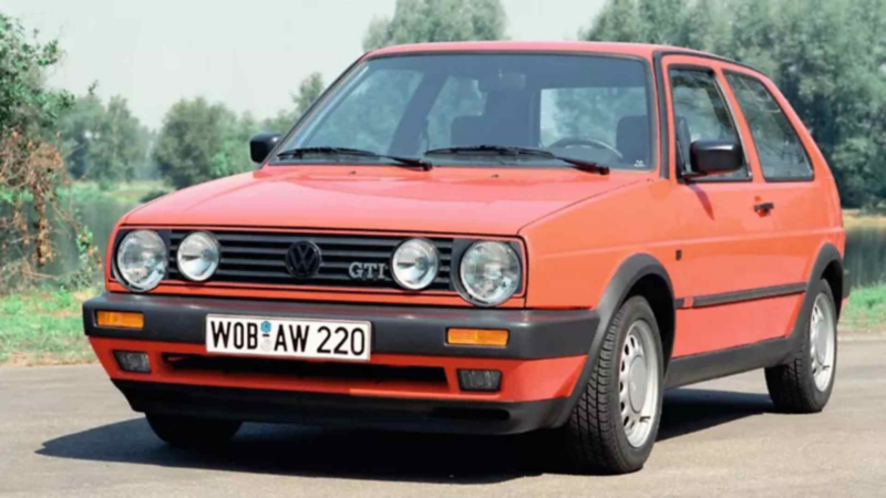 Volkswagen Golf GTI de segunda generación en color rojo y detalles en color negro. 