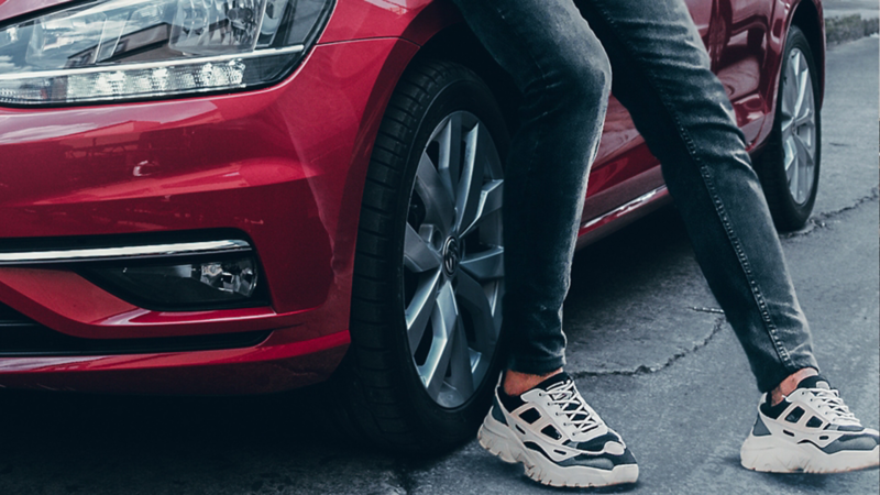 Golf 2020, el carro compacto el auto más vendido de Volkswagen en color rojo tornado