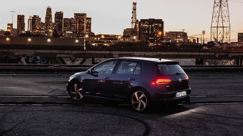 Golf 2020, el auto compacto de Volkswagen en color negro estacionado frente a edificios