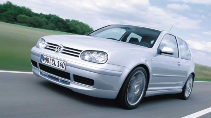 Volkswagen Golf GTI de cuarta generación en color gris circula en carretera. 