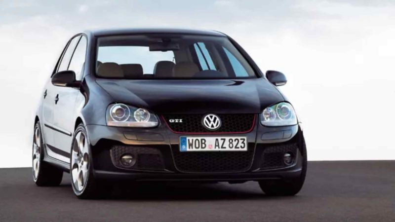 VW Golf GTI - Carro deportivo quinta generación en color negro, con siglas GTI en parrilla. 