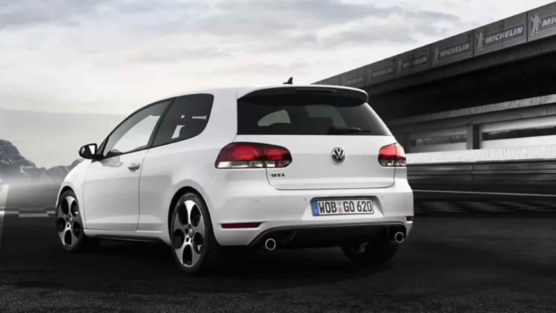 Volkswagen Golf GTI en color blanco. Modelo de sexta generación.