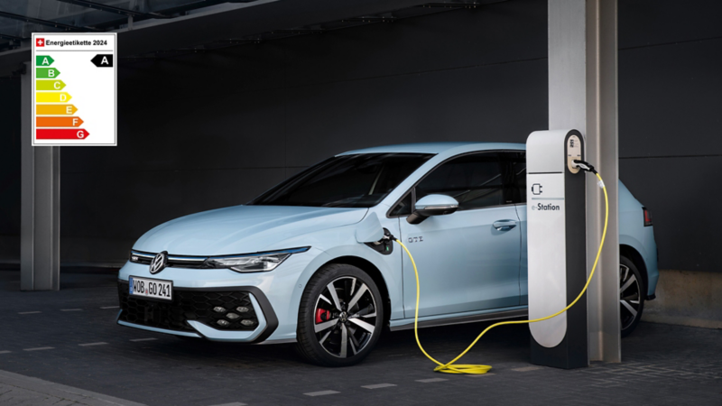 Der Golf GTE steht auf einem Platz