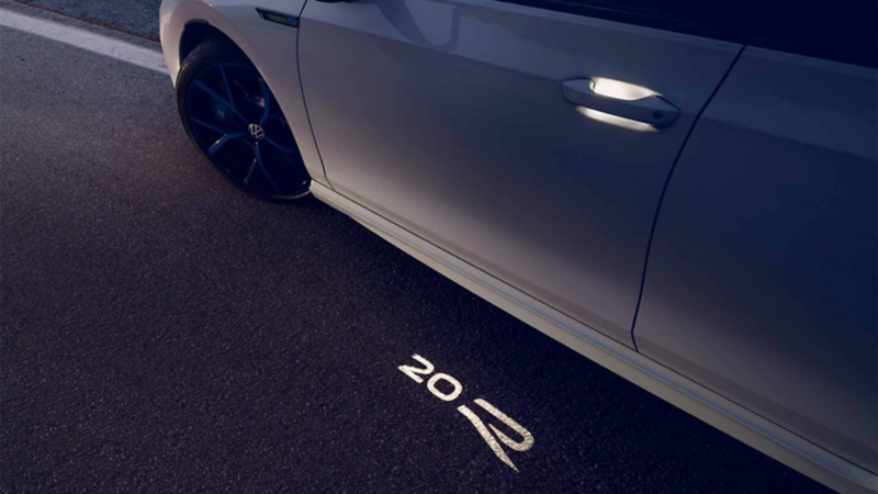 Auto deportivo de Volkswagen Golf R, versión de aniversario, en color exterior blanco.