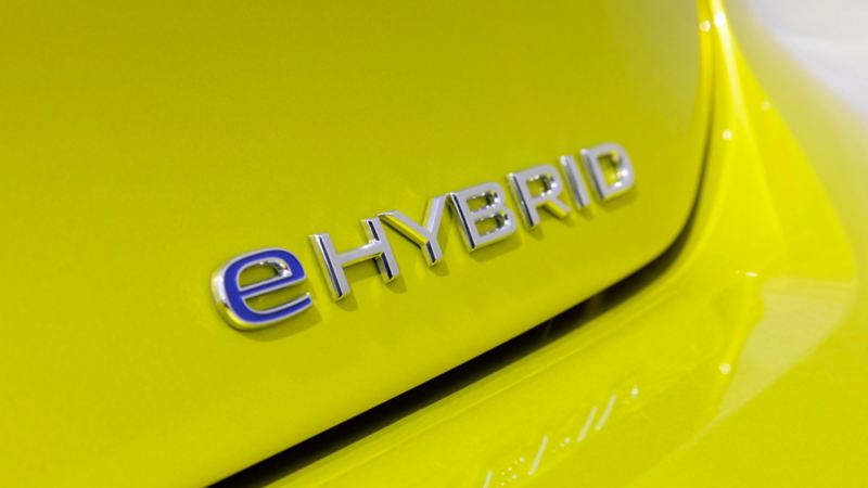 Ecusson VW Golf eHybrid positionné sur le coffre jaune