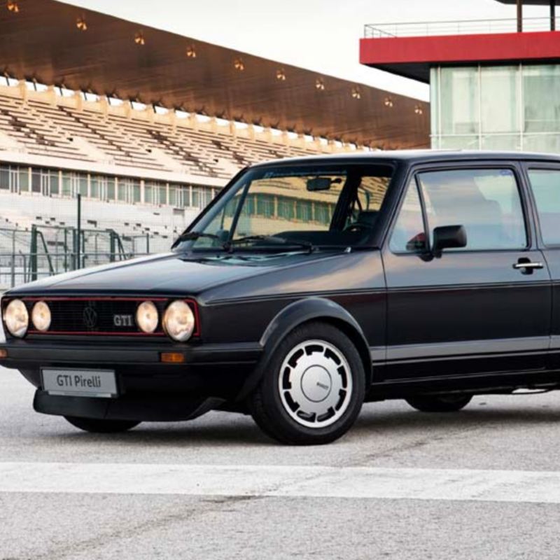 Golf I GTI Pirelli de Volkswagen, auto clásico en color negro