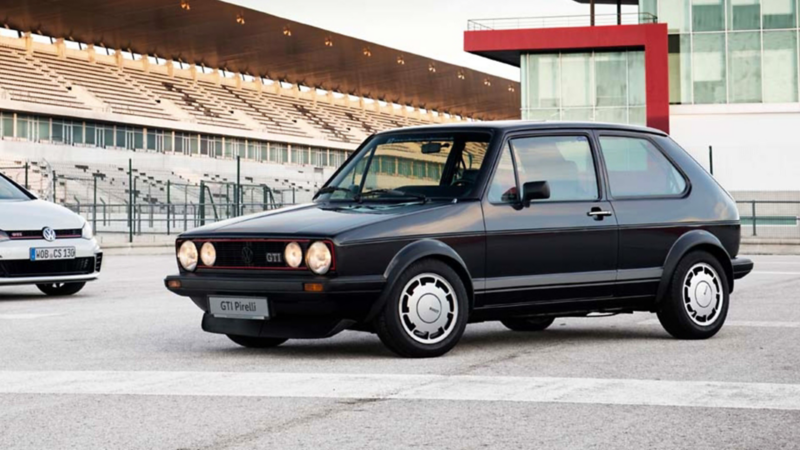 Golf I GTI Pirelli de Volkswagen, auto clásico en color negro