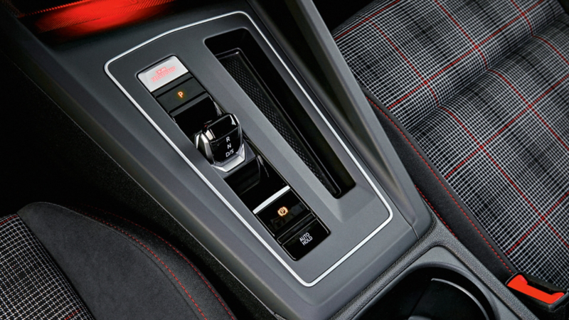 Startknopf oberhalb des Automatik-Wählhebels im Golf GTI
