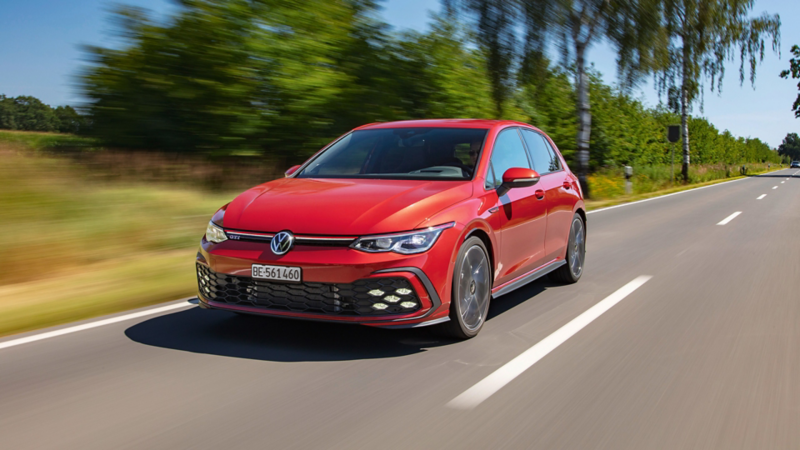 roter Golf GTI fährt auf der Strasse