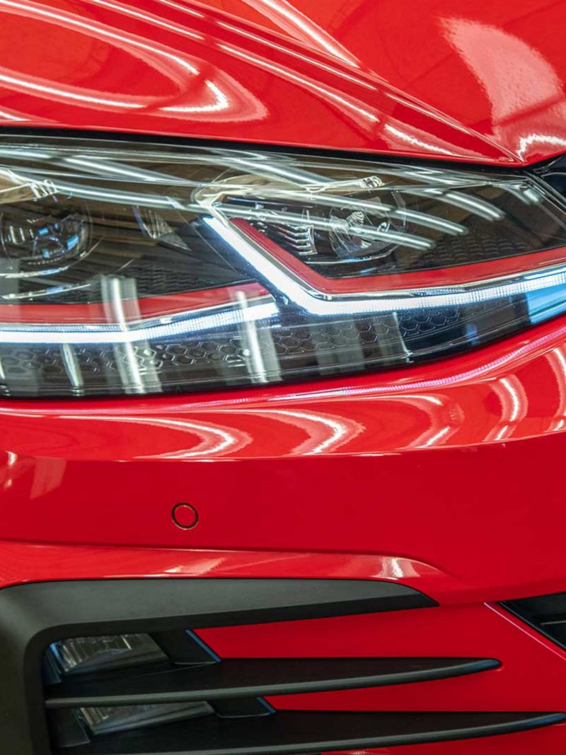 Golf GTI de Volkswagen en color rojo y faros de halógeno.
