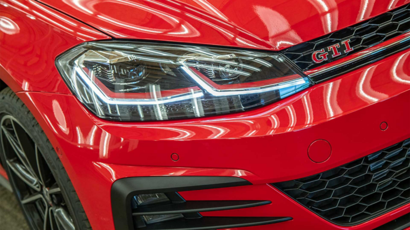 Golf GTI de Volkswagen en color rojo y faros de halógeno.