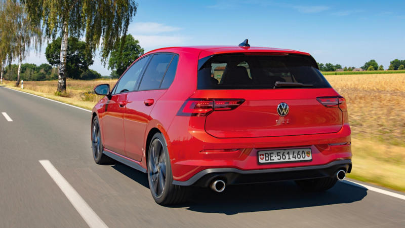 Golf GTi von seitlich hinten, der auf der Strasse fährt