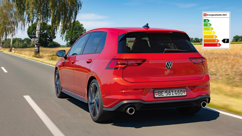 Golf GTi von seitlich hinten, der auf der Strasse fährt