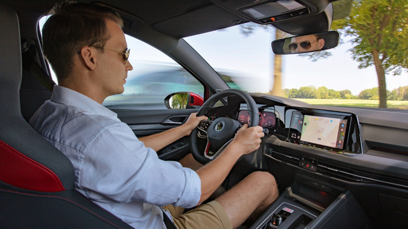 Mann fährt den Golf GTI