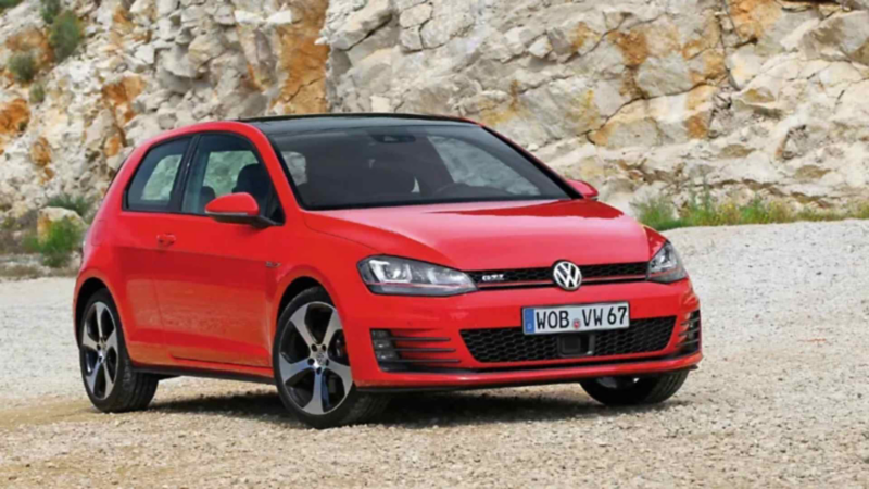 Modelo de Golf GTI de séptima generación en color rojo, cerca de un peñón.
