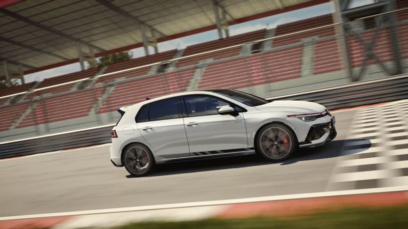 Vue de profil de la Golf GTI Clubsport roulant sur une piste.