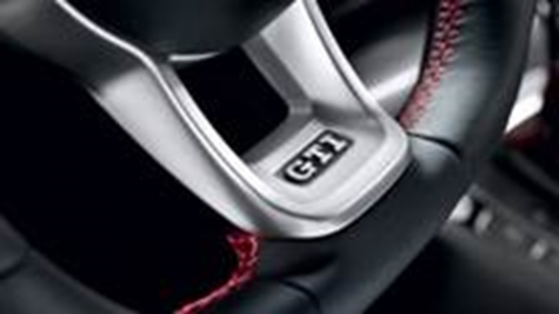 Detailshot van het GTI logo op een stuur in een Golf GTI