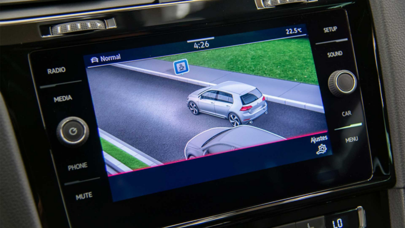 Pantalla a color de Golf GTI hecho en Volkswagen México. 