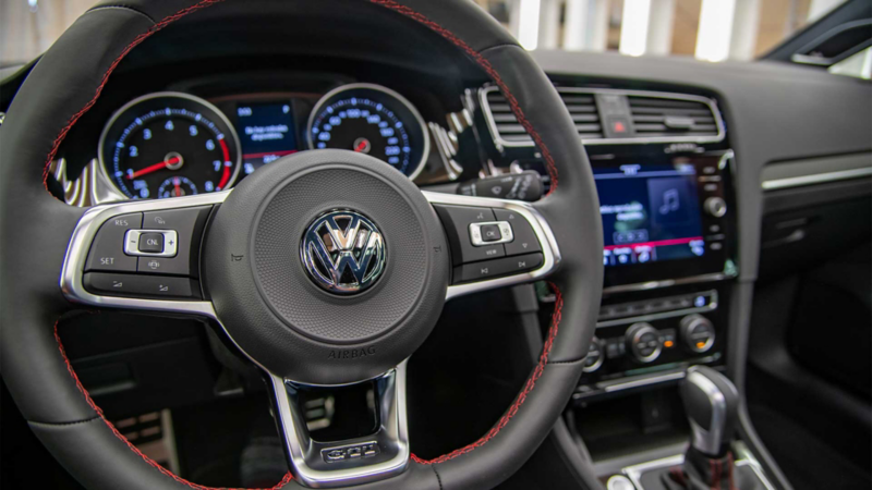 Volante con forro de piel de Volkswagen Golf. 