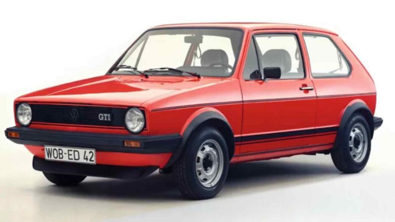 Primer modelo de Golf GTI, lanzado en 1975 por Volkswagen. Auto deportivo en color rojo. 