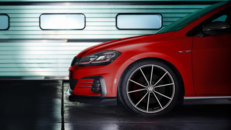 Volkswagen Golf GTI oettinger - Equipado con spoiler delantero con splitter, estribos laterales y spoiler trasero.