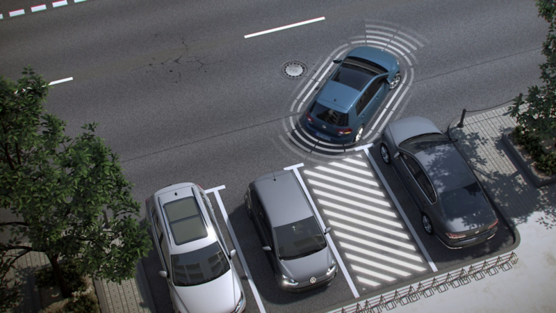 Simulation d'aide au stationnement montrant une vue aérienne d'une voiture bleue manœuvrant pour se garer entre deux autres véhicules dans un parking, avec des lignes de guidage.