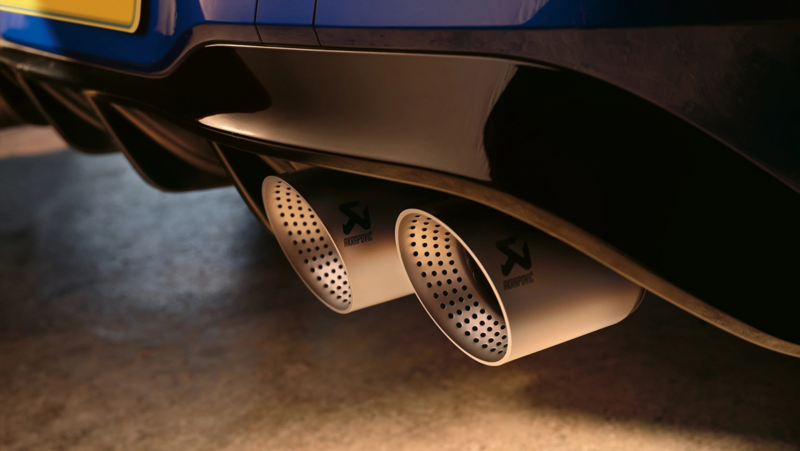 Detail shot van een Akrapovič uitlaat op een Volkswagen Golf R