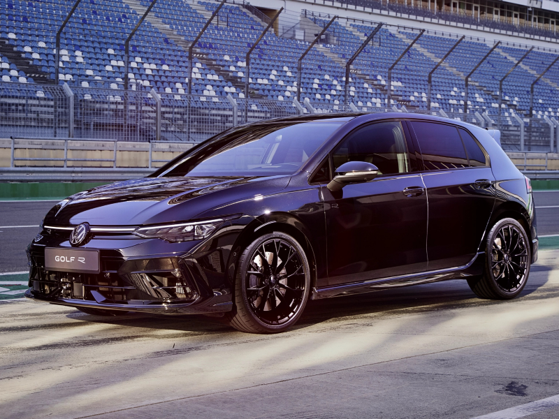 Volkswagen Golf R in zwart op een racecircuit
