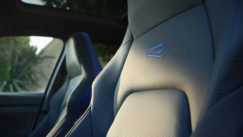 Interieur shot van de stoelen van de Volkswagen Golf R, je ziet het R-logo