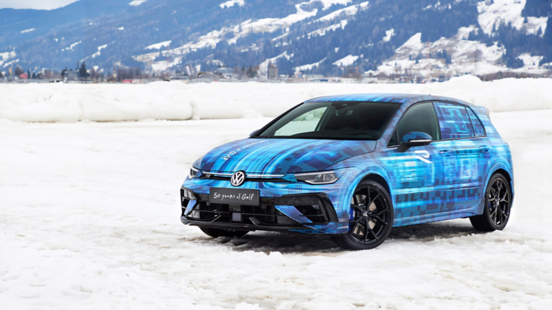 Der neue Golf fährt steht im Schnee