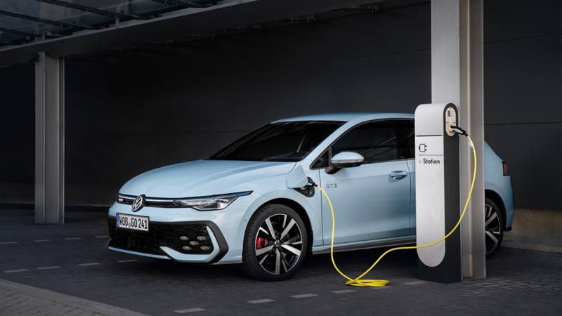 Der neue Golf eHybrid wird aufgeladen