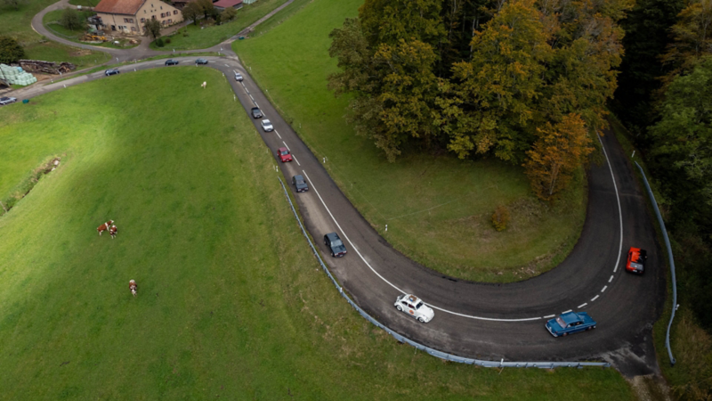 Mehrere VW Golf Modelle fahren über eine Passstrasse
