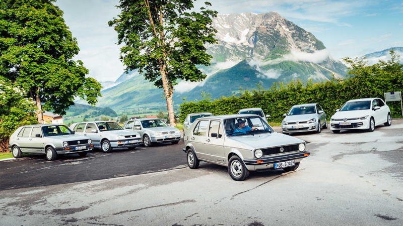 Sämtliche Generationen des Golfs stehen auf einem Platz