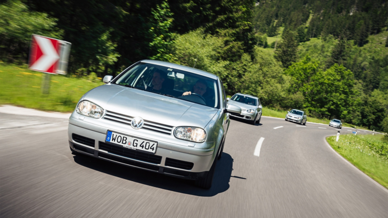 Sämtliche Generationen des Golfs fahren hintereinander auf einer Landstrasse