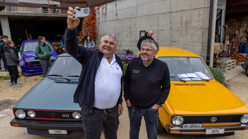 Sämtliche Golf GTI Modelle stehen an einer Strasse