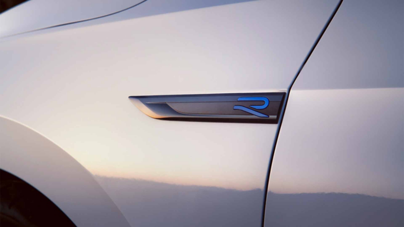 Logo R cerca de la puerta de Golf R 20 años, carro deportivo de Volkswagen. 