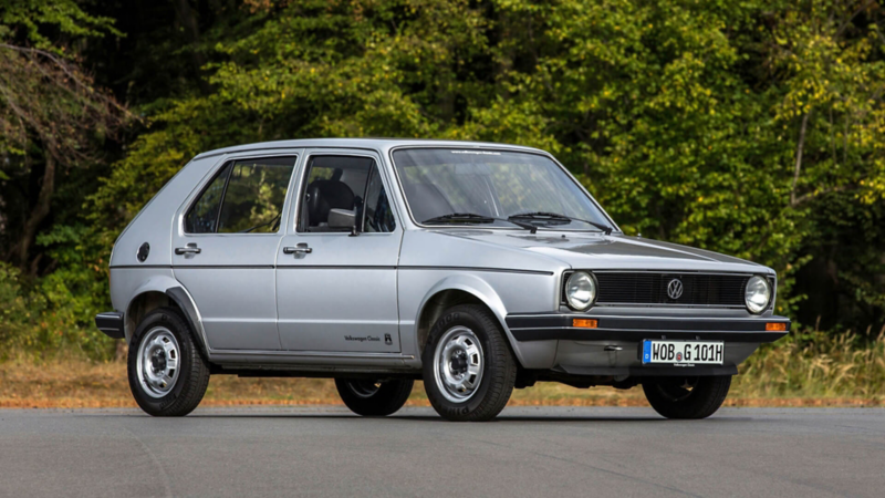 La première Golf grise est présentée en vue de 3/4 avant
